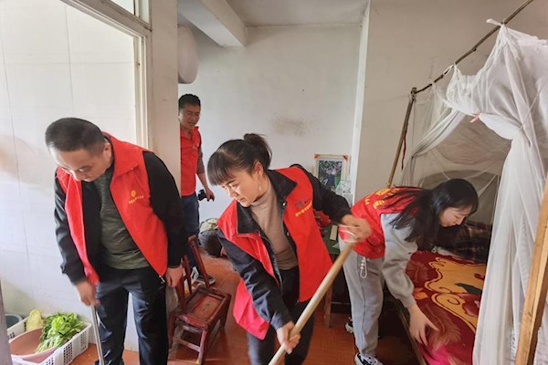 三月学雷锋 市总工会组织志愿者走访看望社区老人